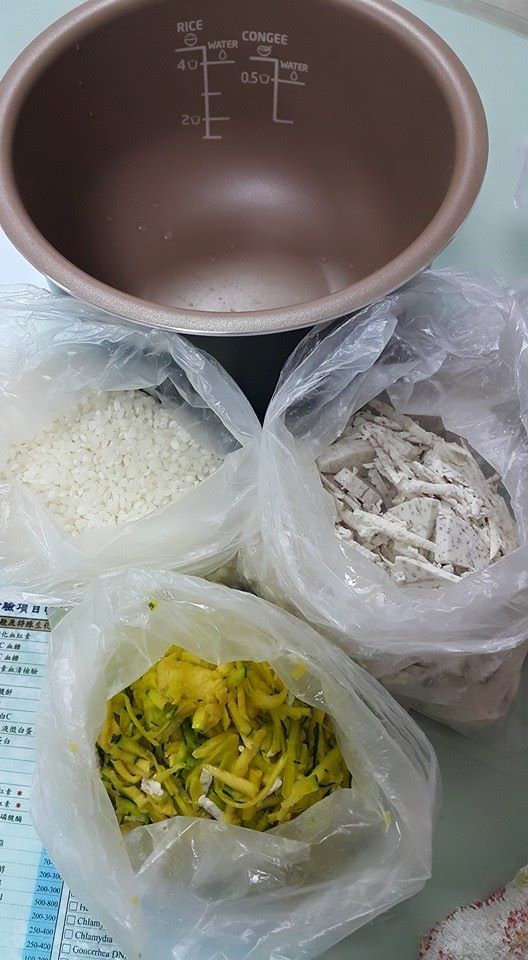 南瓜,芋頭刨絲後,與白米一併入鍋.