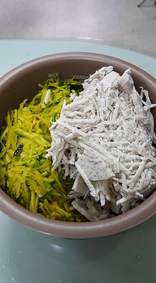 南瓜,芋頭刨絲後,與白米一併入鍋.