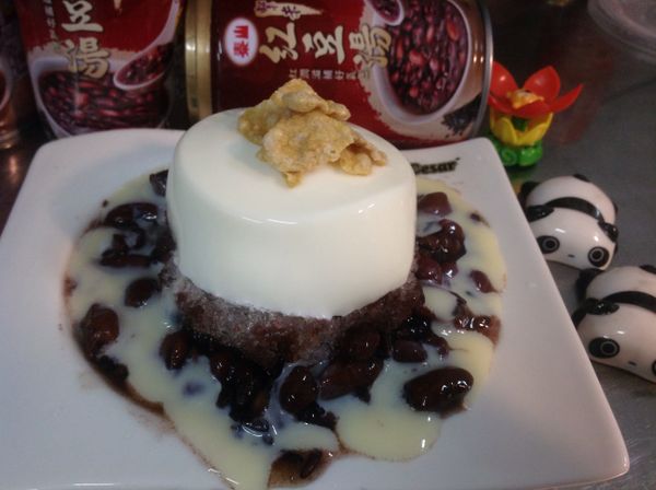 煉乳淋上，再鋪上玉米脆片
就完成囉