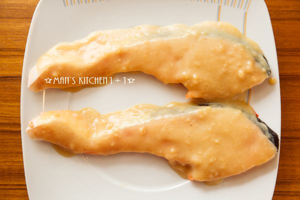 將醃料均勻的塗抹在鮭魚上，並醃製至少4小時。(最好隔夜。)