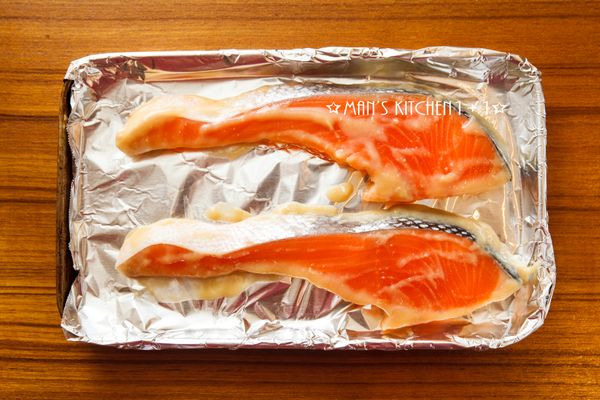 刮除醃製的白味噌，並用190度的溫度烤10分鐘(將鮭魚烤熟)即可。