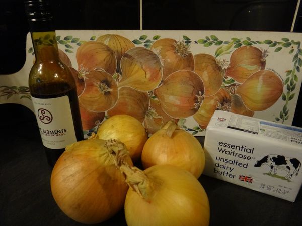 牛油溶化在鍋子後，用小火將洋蔥絲炒到金黃色，然後放入培根絲炒到入味。