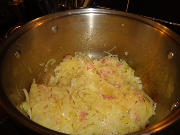 加入紅酒和高湯。煮滾之後十分鐘即可關火。