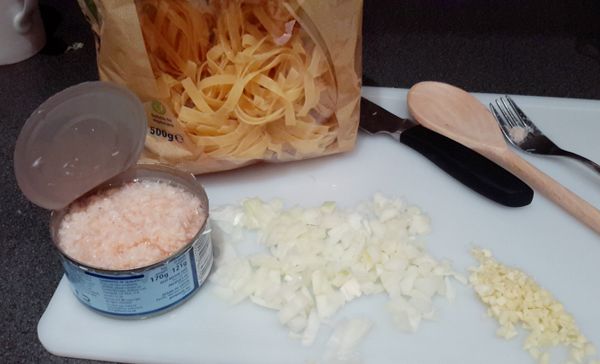 我用罐頭蟹肉，先瀝乾水份。洋蔥，蒜頭切粒。巴西里切碎