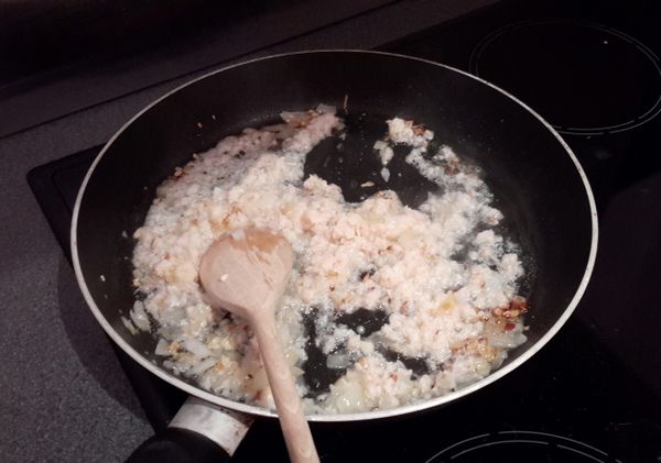 下蟹肉，可加100毫升白酒