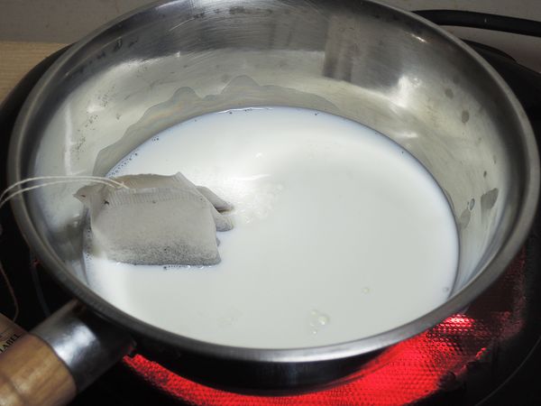 鮮奶先加入兩包紅茶包一起煮，如果喜歡茶味濃一點，可以再加1包