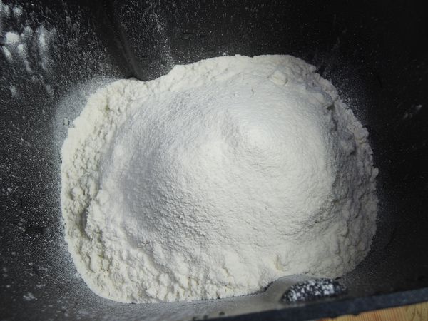 麵粉過篩入內鍋中