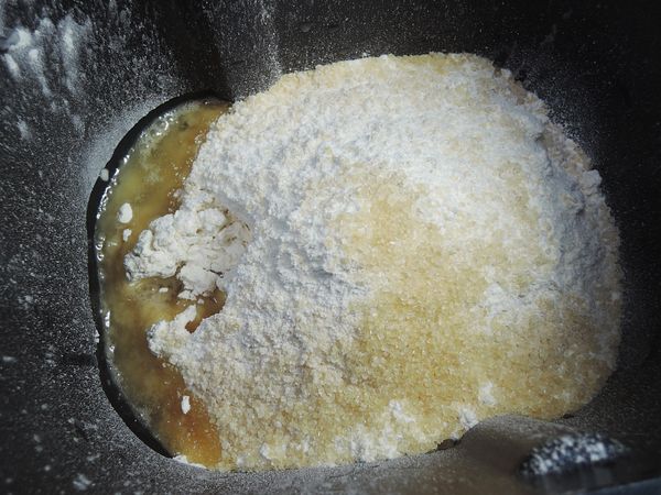 加入沙拉油與糖