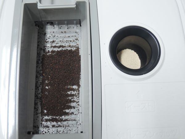 掀開頂蓋，放入紅茶粉末與酵母