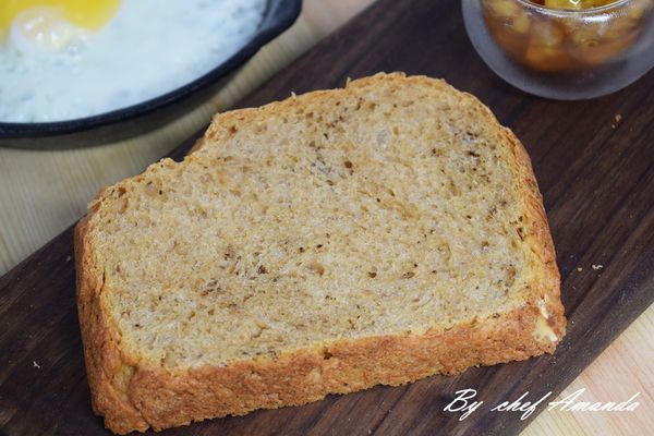 配上做好的蘋果鳳梨果醬，再煎個蛋，很棒的早餐!!!這五個小時真的值得等待!!外皮薄脆，內部真的超柔軟！早上起來可以吃到這麼棒的土司，一天的精神都來了!!!