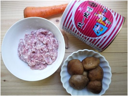 備料。鮮香菇洗淨去蒂，胡蘿蔔切末。