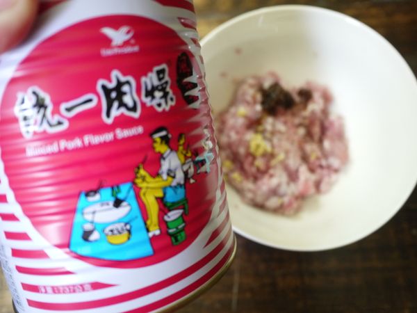 將所有肉餡攪拌均勻。