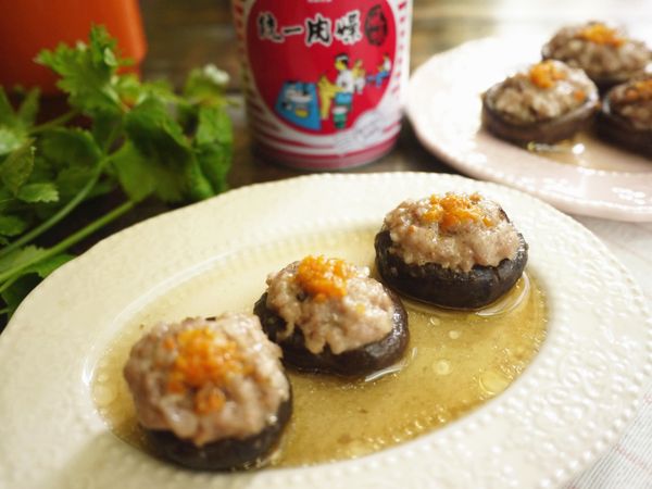 電鍋外鍋加入1 杯水，放入作法4.蒸至電鍋跳起,續燜一會即可享用。也可將肉餡平鋪在深盤上,胡蘿蔔換成鹹蛋黃，這樣就是『鹹蛋蒸肉餅』了。