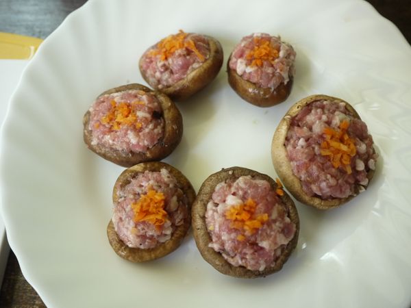 再將胡蘿蔔末點綴在肉餡上整型即可入電鍋蒸。