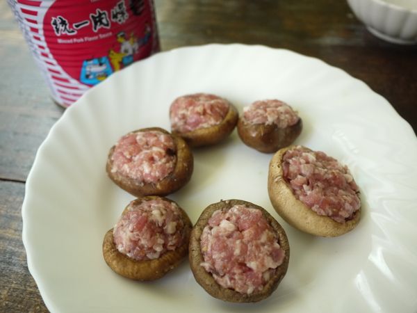 香菇灑上薄薄一層太白粉(份量外)，將肉餡填入香菇。