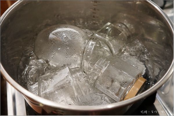 煮果醬前，先將空罐子清洗乾淨，放進鍋中煮沸消毒約30分鐘，拿出來晾乾或烘乾備用。