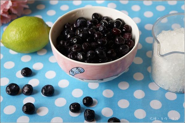 藍莓洗淨後放入鍋中稍微壓榨出汁，檸檬榨汁備用。