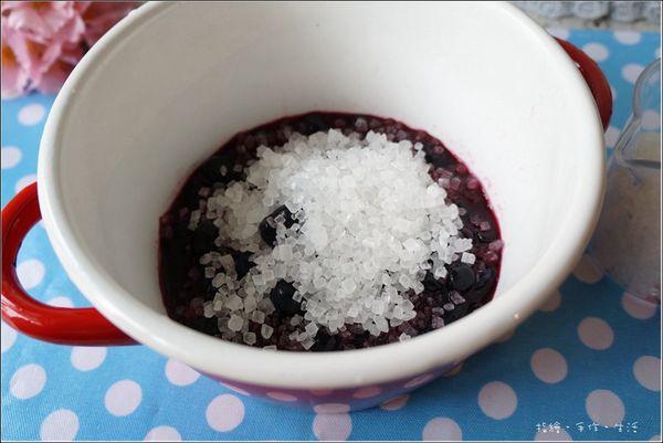 放入冰糖，開中火煮滾後轉小一些。