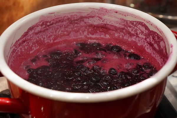 加入檸檬汁，煮至稠稠的即可。(瓶子熬煮了約30分鐘)