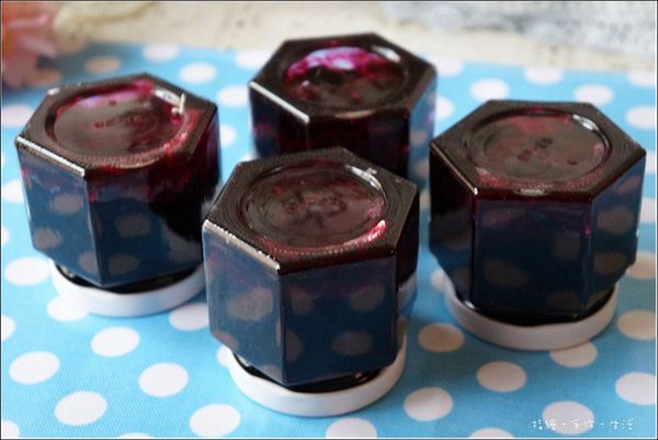 趁熱將果醬直接放入果醬罐中，旋上蓋子立刻倒扣放涼。如此果醬罐會呈現真空狀態，就能放陰涼處或冰箱保存。