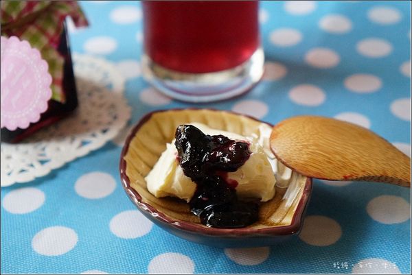 不過一旦開罐食用，記得要放進冰箱冷藏，
而且儘量在短時間內吃完。
自製的果醬拿來加在原味優格或cream cheese裡都很好吃。