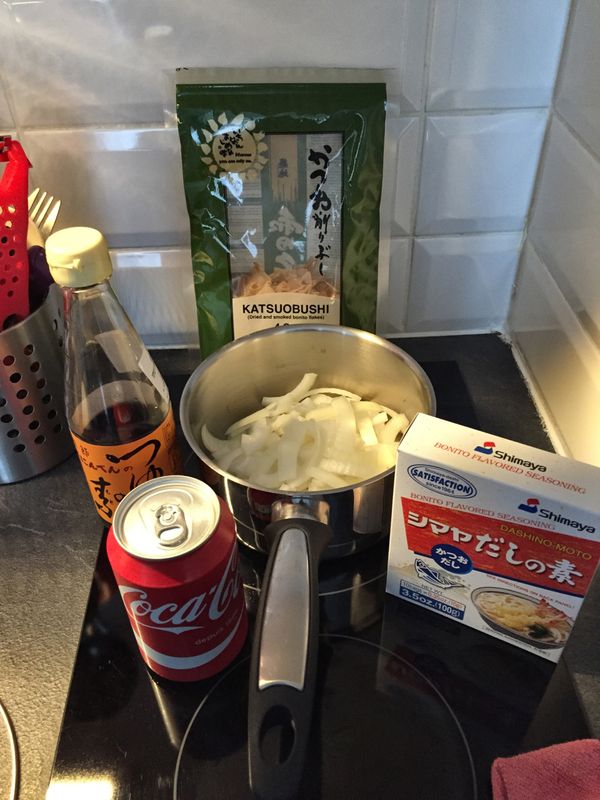 洋蔥切段放入鍋中，加入鰹魚粉＋兩瓶可樂，煮至洋蔥軟爛，可樂水分蒸發剩鍋底3~5cm的湯汁。