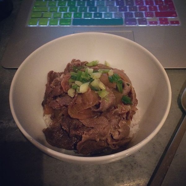 加入柴魚片，蓋在白飯上，完成！