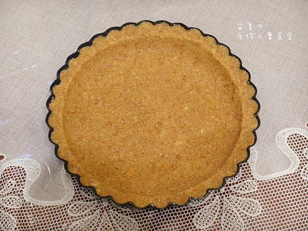 放入軟化的奶油混合均勻，壓入６吋派模裡