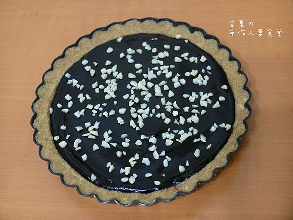 把巧克力醬倒入派裡，上面再灑一些杏仁粒或任何喜歡的食材