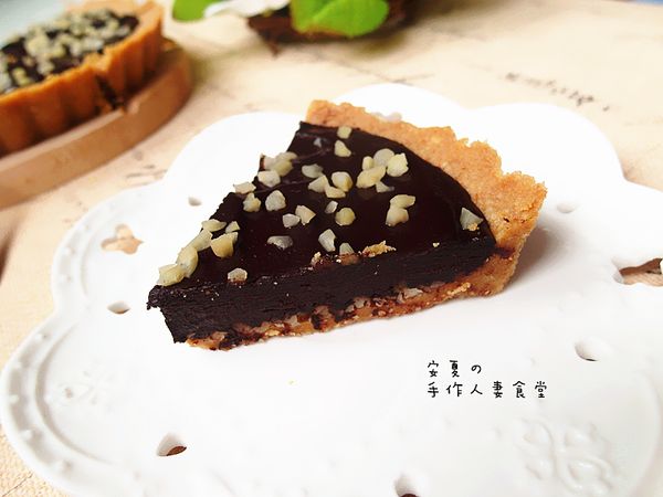 放入冰箱定型就完成囉！帶點苦味的巧克力派，不會太甜膩，又非常方便唷！