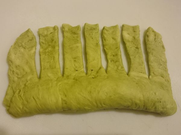 用刀或分割板將另一邊麵糰分成多個長條型，再捲起收口，置烘焙紙發酵至2倍大(約需1-2小時)。