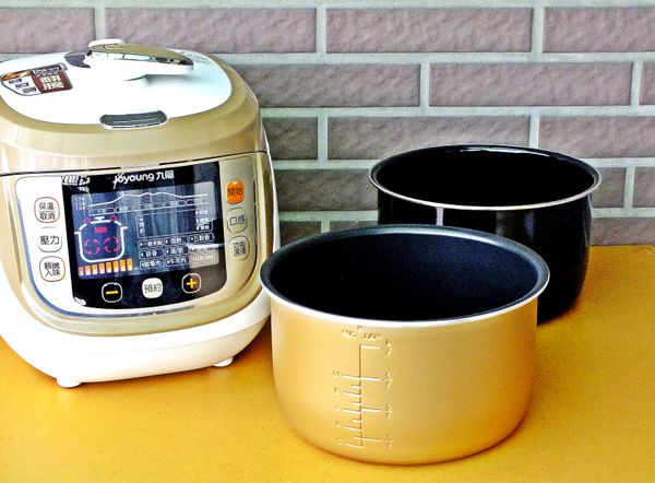 九陽翻騰智慧全能鍋附有兩個內鍋【不沾黏內鍋(金)】和【纯鐵鑄造晶瓷內鍋(黑)】可視料理的需求參照所附的使用說明書選擇適當的內鍋使用。