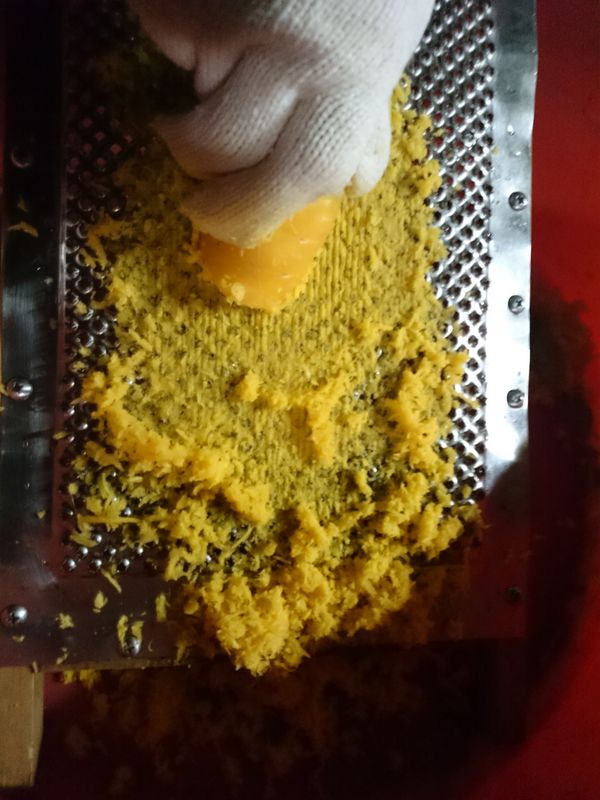 挖好後就開始磨蘿蔔泥了，磨的過程手要小心，別受傷了