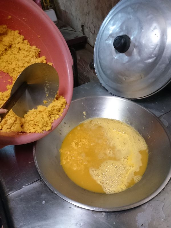 鍋子熱的差不多後，倒下磨好的蘿蔔泥