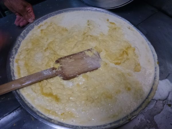 把蘿蔔泥與米漿都攪拌均勻，也要注意不要讓底部焦底