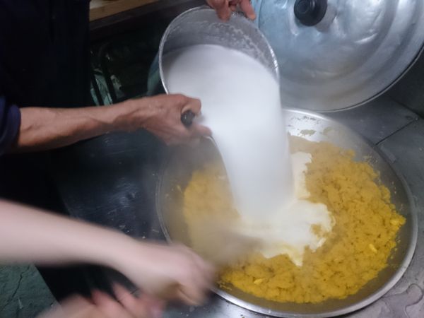 炒到蘿蔔泥熟的時候，就倒入磨好的米漿