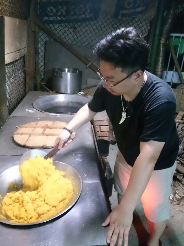 開始翻炒蘿蔔泥，不要讓他焦底