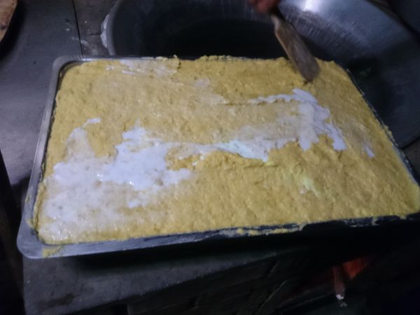 把攪拌好的蘿蔔泥與米漿倒入塑型的容器