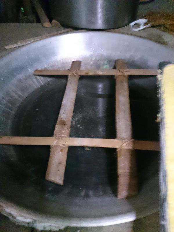 放上竹片，準備隔水加熱