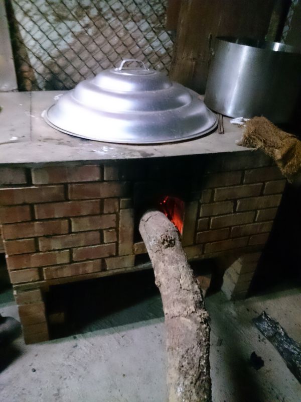 接著，放入柴火，就等1~2小時後就可以看成果了