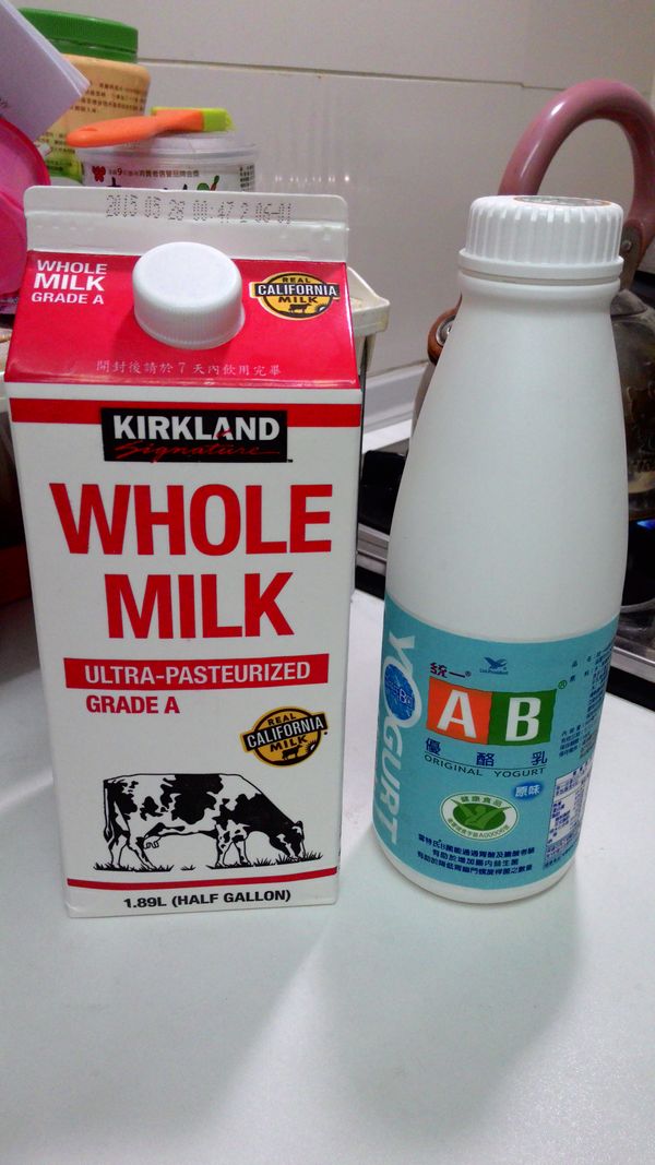 取乾淨容量 (建議使用玻璃製保鮮盒)
將鮮奶&amp;優酪乳
倒入容器中拌勻