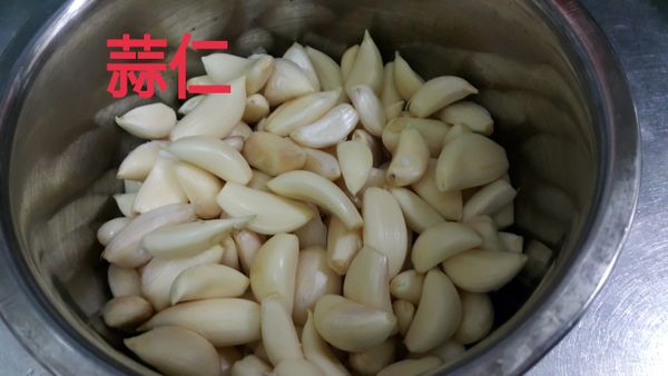 取一大玻璃容器，放入蒜玻璃鹽，搖勻後不密封放置(夏天3~4天冬天7天)至蒜仁脫生(變黃)、去辣備用