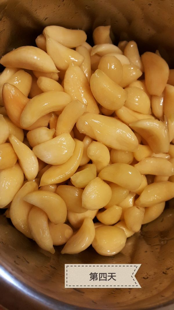 等到蒜仁部分變成褐黃色後瀝乾水份。