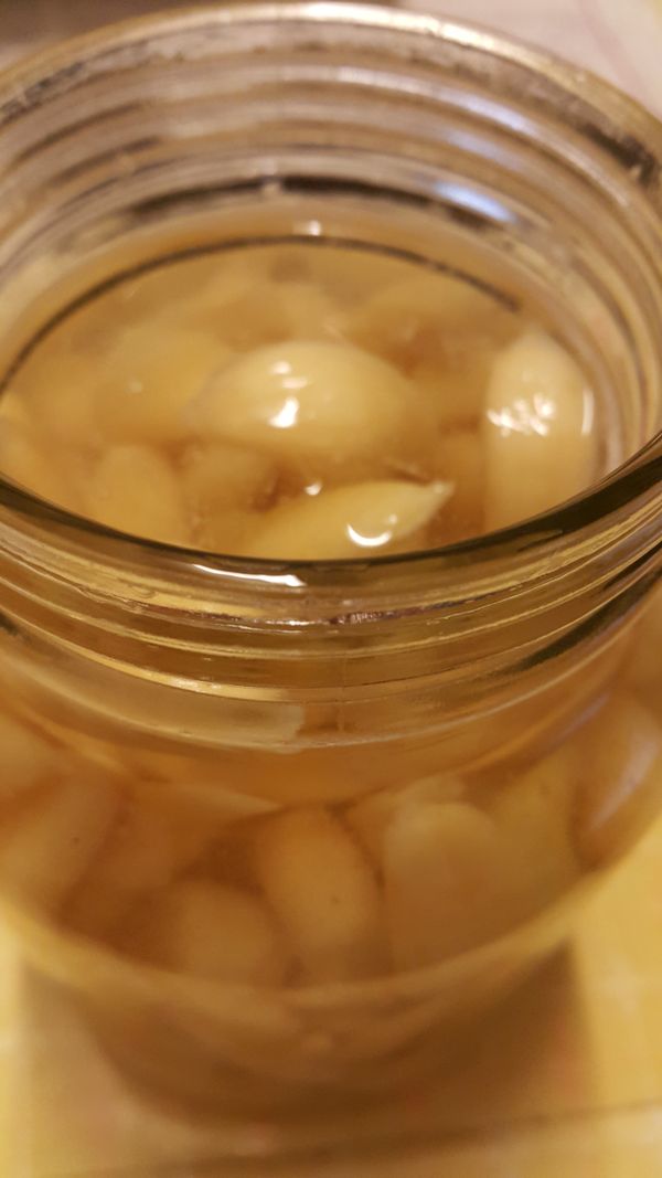 放入乾淨玻璃罐中，再放入糖、醋，蓋上瓶蓋後放入冰箱冷藏或放置在陰涼處，約3星期即可食用(放越久風味越好)。