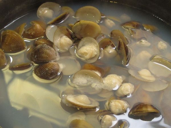 黃金蜆洗淨吐沙後,煮一鍋滾水,將蜆肉煮開