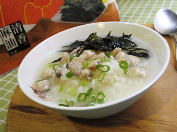 裝一碗飯,拌入熱湯及少許鹽,鋪上適量蜆肉 蔥花 海苔即完成