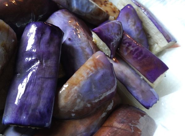 取小鍋，下適量油(份量可油炸即可)，小火燒熱油，切茄子，迅速放油鍋中走一走 (重點是茄子皮啊)