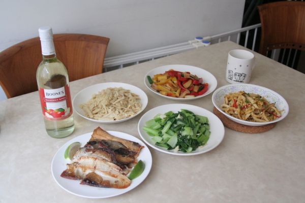 五色蔬果、清蒸魚片，菜色總是用五色蔬果, 希望孩子每個顏色的食物都要吃到