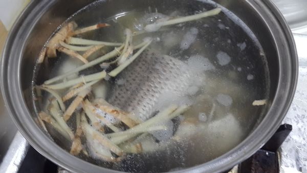 魚湯滾後再放入一半冷開水(或冷水)與其它魚塊一起煮,水慢慢滾(有水紋)時將蛤蠣放入並調味,煮滾即可熄火淋上一大匙米酒