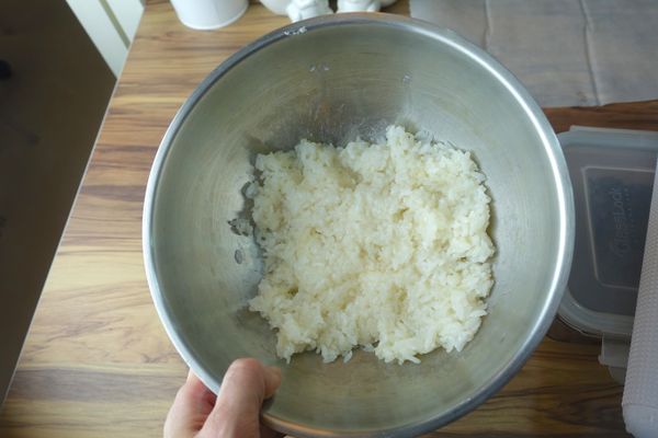 糯米和白米混合之後用2.2杯的水蒸熟，炊煮完成後略燜ㄧ下。